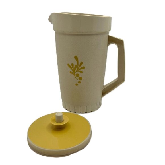 Vtg Tupperware 1 Qt Almond Pitcher W/ Lid Golden Design Durable Plastic Retro Ki - Picture 1 of 5